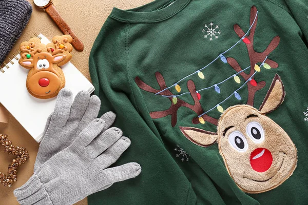 Aksesuarlı Noel kıyafetleri ve renkli arka planda kurabiye.