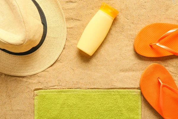 Kumsaldaki aksesuarlı yaz kompozisyonu