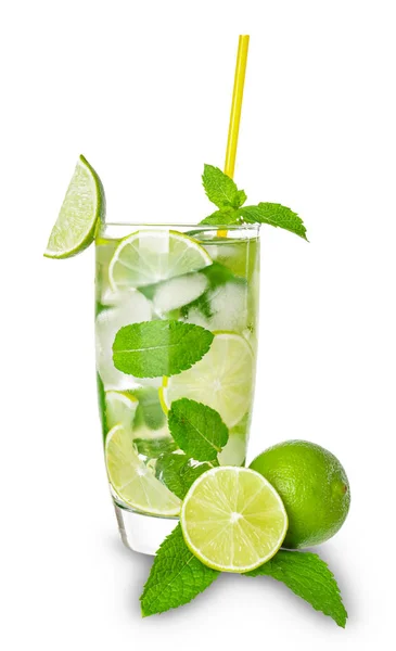 Copo de mojito fresco sobre fundo branco — Fotografia de Stock