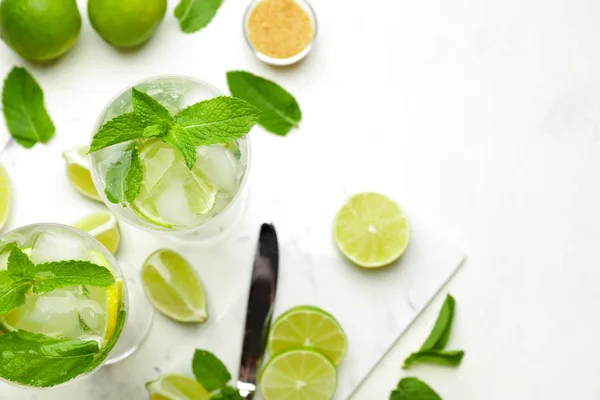 Glas färsk Mojito på vit bakgrund — Stockfoto