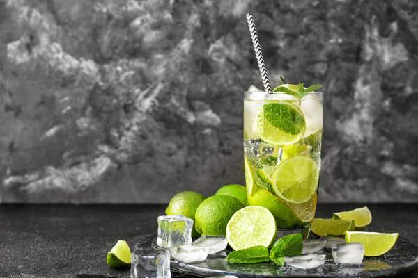 Стакан свежего мохито на тёмном фоне