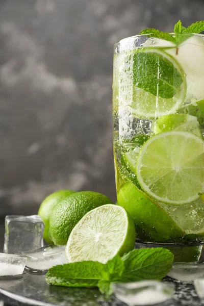 Szklanka świeżego mojito na stole, zbliżenie — Zdjęcie stockowe