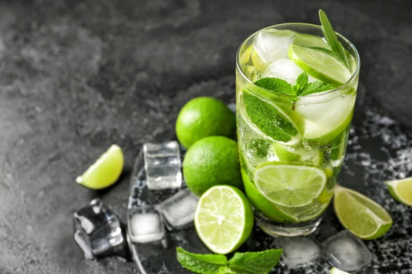 Szklanka świeżego mojito na ciemnym tle — Zdjęcie stockowe