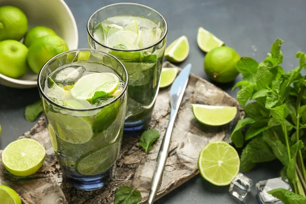 Glasses of fresh mojito on table — Stock Photo, Image