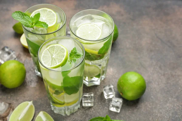 Glasses of fresh mojito on grey background — Stock Photo, Image