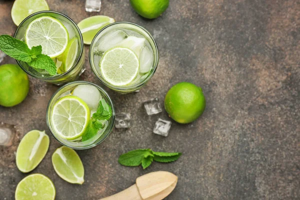 Glasses of fresh mojito on grey background — Stock Photo, Image