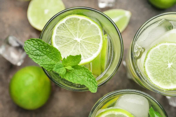 Gri arka planda taze mojito bardakları, yakın plan.