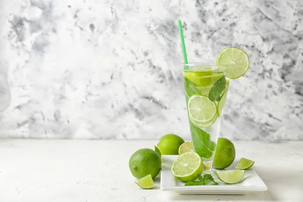 Glass of fresh mojito on white table — Stock Photo, Image