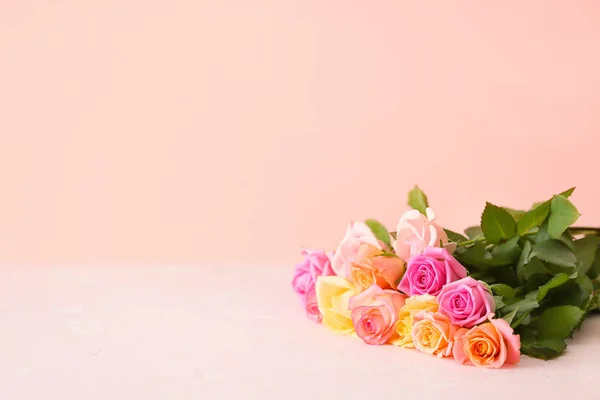 Ramillete de hermosas flores de rosas sobre fondo claro — Foto de Stock