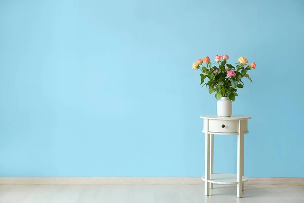 Vaas met mooie rozenbloemen op tafel in de kamer — Stockfoto