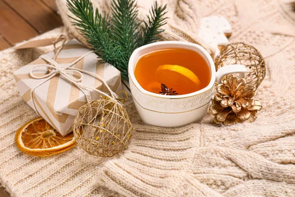Tasse Tee, Weihnachtsgeschenk und Dekor auf warmem Pullover — Stockfoto