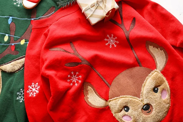 Смешные рождественские свитера на столе — стоковое фото