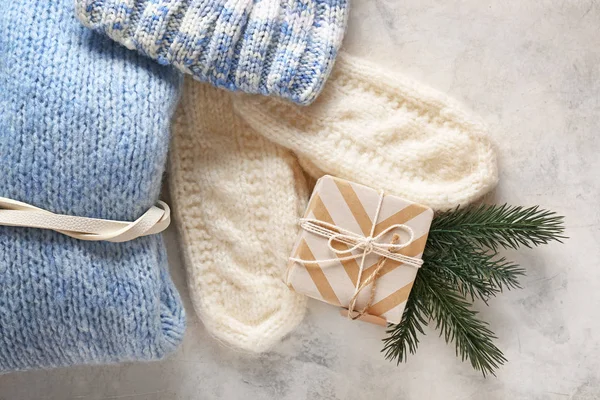 Uppsättning varma kläder och julklapp på ljus bakgrund — Stockfoto