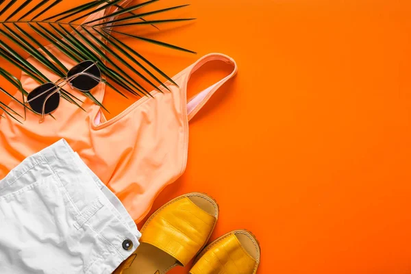 Bayan giyim renk arka plan üzerinde ile yaz kompozisyon