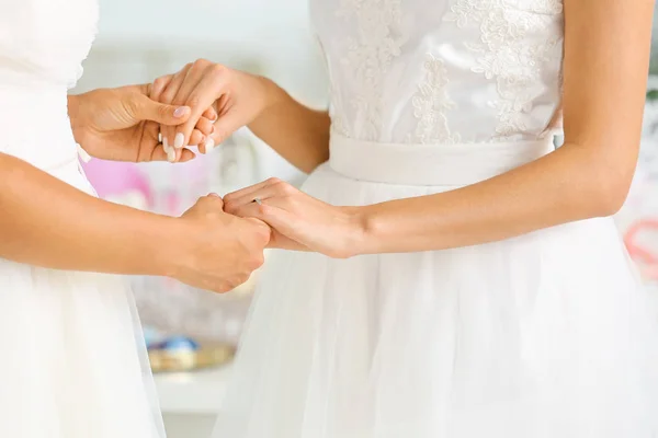 Belo casal lésbico durante a cerimônia de casamento, close-up — Fotografia de Stock