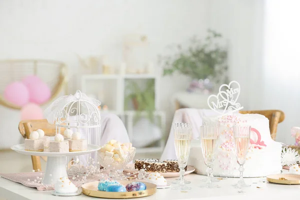 레즈비언 결혼식의 축하를 위해 제공되는 축제 테이블 — 스톡 사진