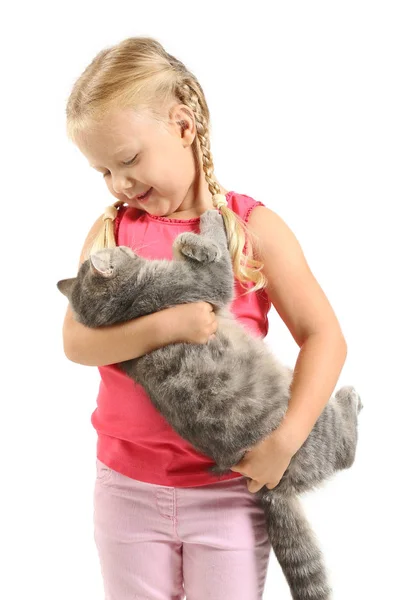 Bambina con simpatico gatto su sfondo bianco — Foto Stock