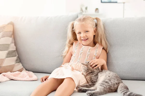 Маленькая девочка с милым котом дома — стоковое фото