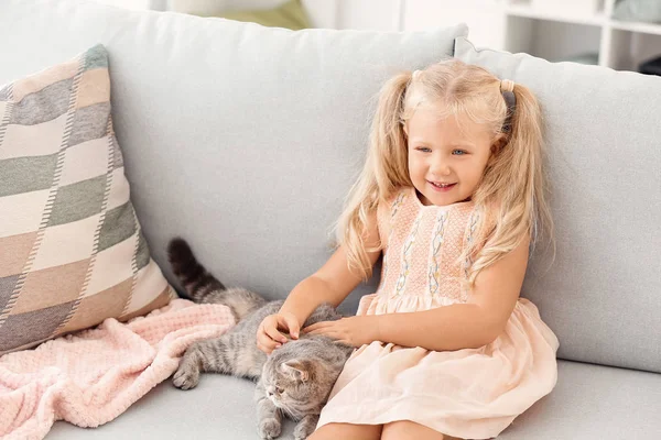 Petite fille avec chat mignon à la maison — Photo