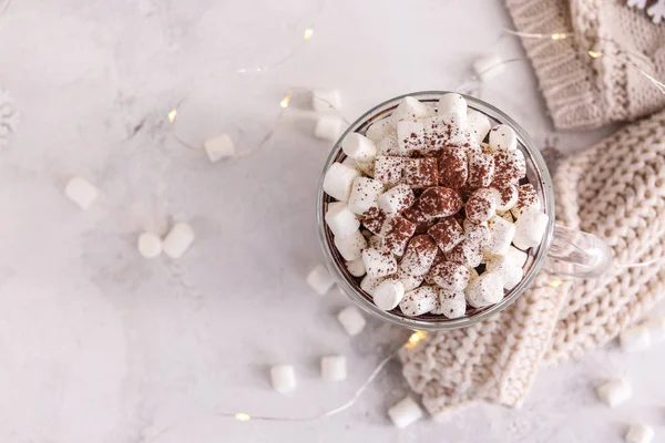 Kopje warme chocolademelk met marshmallows op lichte achtergrond — Stockfoto