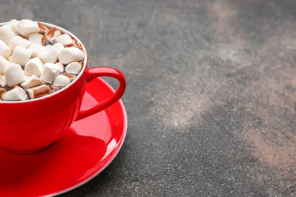 Kopje warme chocolademelk met marshmallows op donkere achtergrond — Stockfoto