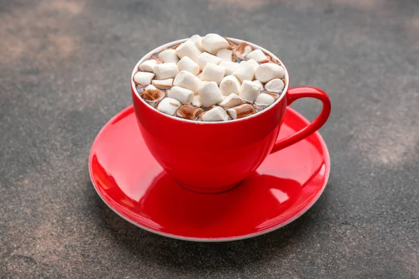 Xícara de chocolate quente com marshmallows no fundo escuro — Fotografia de Stock