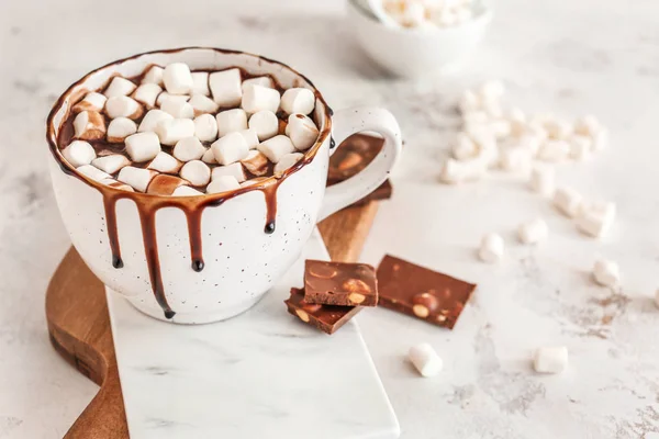 Xícara de chocolate quente com marshmallows no fundo claro — Fotografia de Stock