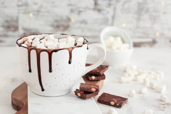 Tasse heiße Schokolade mit Marshmallows auf dem Tisch — Stockfoto