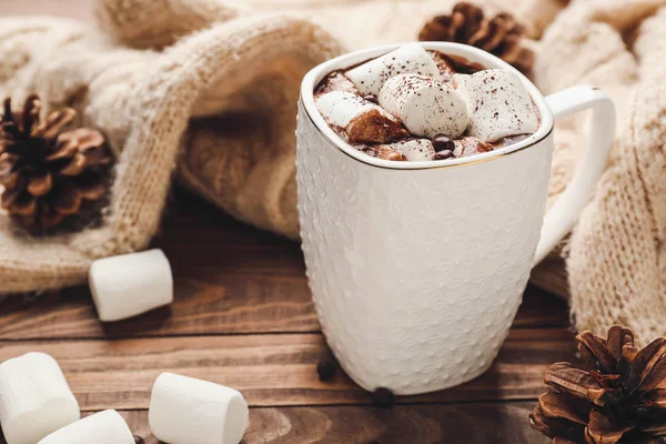 Tasse heiße Schokolade mit Marshmallows auf Holztisch — Stockfoto