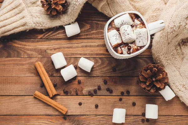 Csésze forró csokoládé mályvacukorral a fa asztalon — Stock Fotó