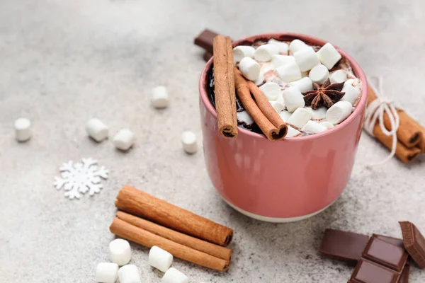 Kopp med varm choklad med marshmallows och kanel på ljus bakgrund — Stockfoto