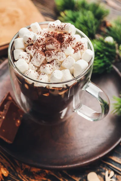 Tasse heiße Schokolade mit Marshmallows auf dem Tisch, Nahaufnahme — Stockfoto