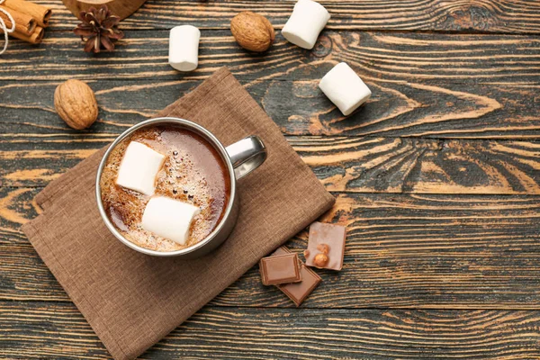 Xícara de chocolate quente com marshmallows no fundo de madeira — Fotografia de Stock