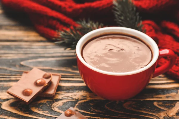 ahşap zemin üzerine sıcak çikolata