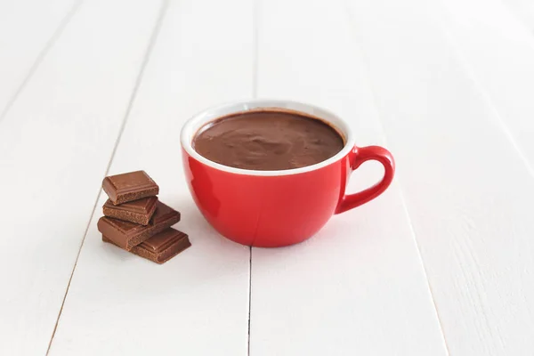 Beker warme chocolademelk op witte houten achtergrond — Stockfoto
