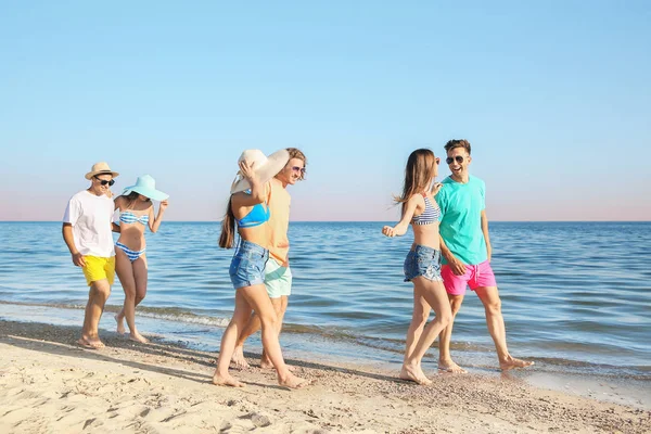 Deniz sahilinde dinlenen arkadaşlar