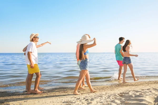 Friends resting on sea beach — Stock Photo, Image