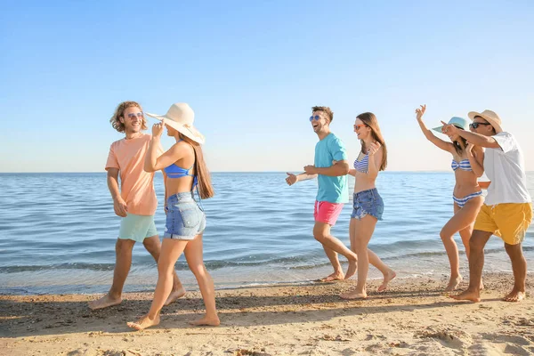 Friends resting on sea beach — Stock Photo, Image