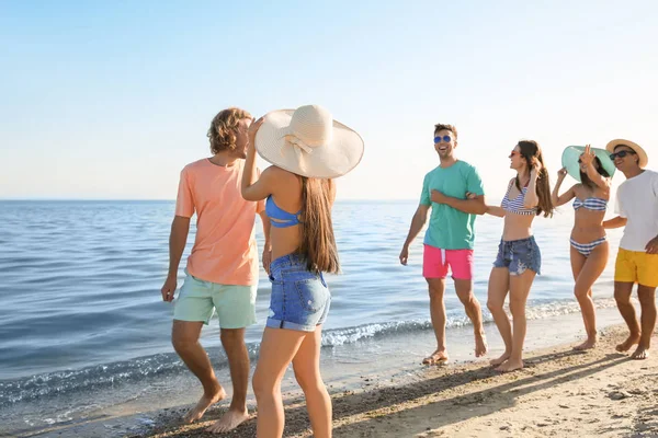 Deniz sahilinde dinlenen arkadaşlar