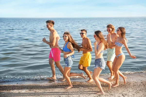 Friends running on sea beach — Stock Photo, Image