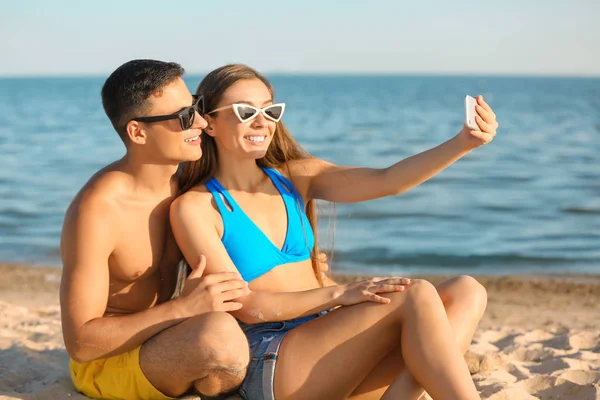 Junges Paar macht Selfie am Strand — Stockfoto