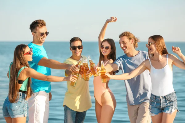 Arkadaşlar deniz plajında bira içiyor