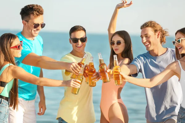 Arkadaşlar deniz plajında bira içiyor