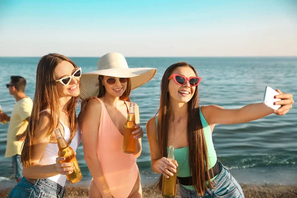 Freunde machen Selfie am Strand — Stockfoto