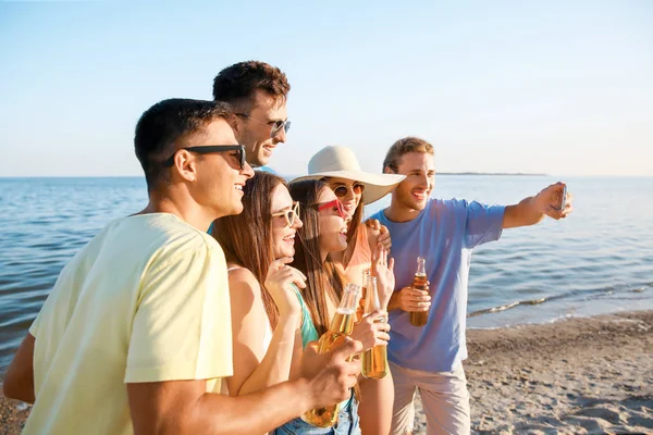 Deniz sahilinde selfie çeken arkadaşlar