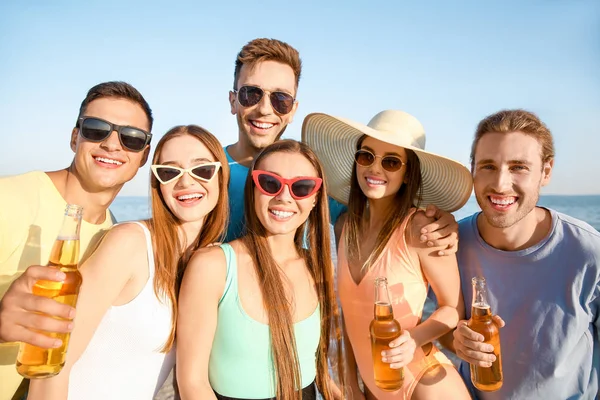 Deniz sahilinde selfie çeken arkadaşlar