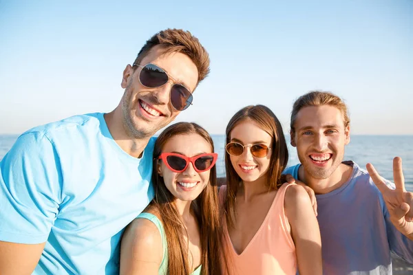 Friends taking selfie on sea beach — Stock Photo, Image