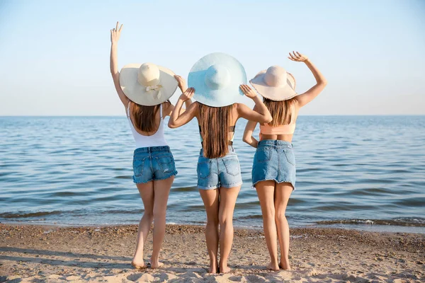 Hermosas mujeres jóvenes en la playa del mar —  Fotos de Stock