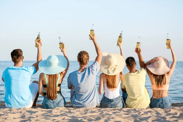 Arkadaşlar deniz plajında bira içiyor