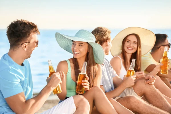 Arkadaşlar deniz plajında bira içiyor